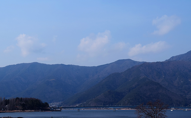山梨の雄大な景色を臨む富士忍野